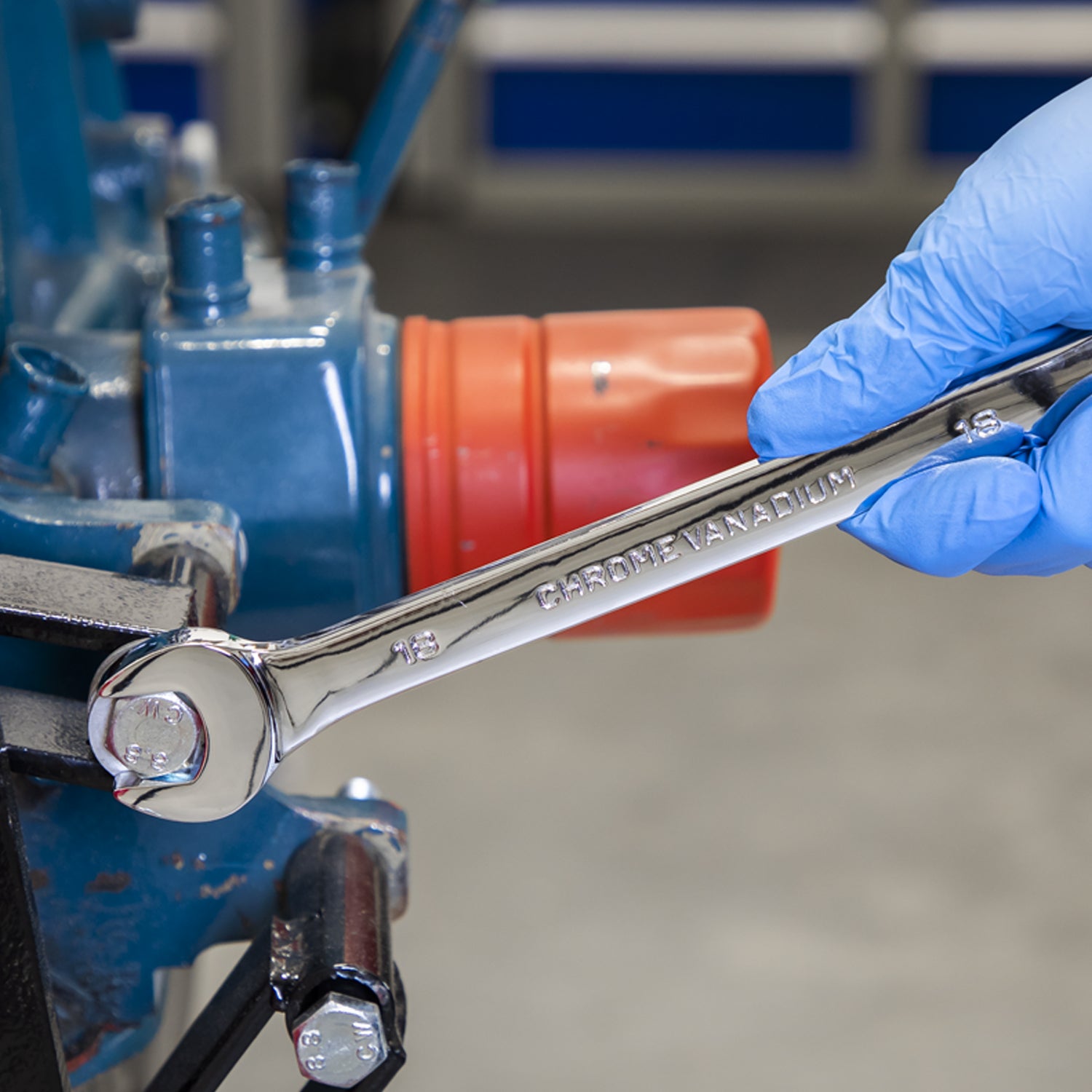 AK63012-spanner-in-use