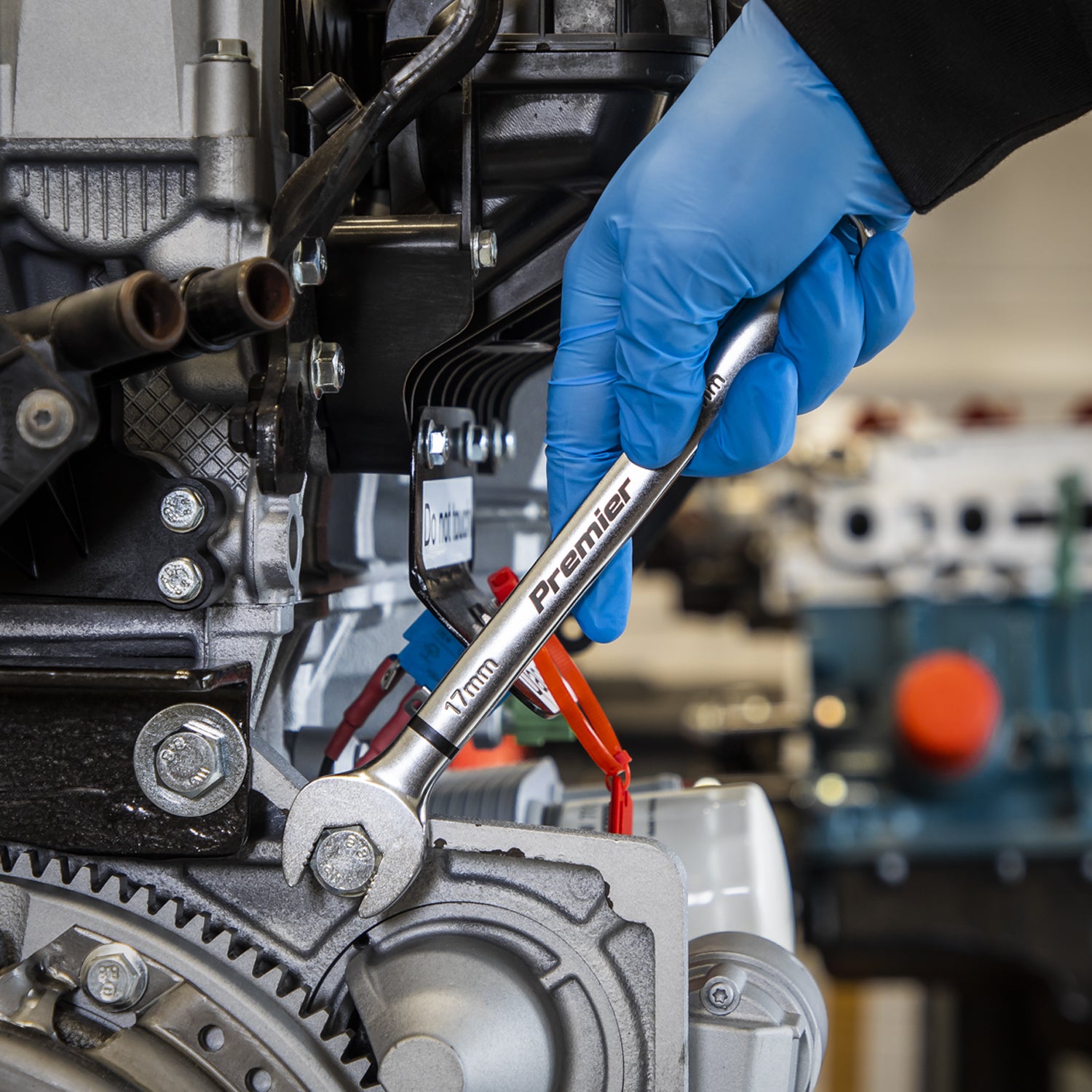 AK63950-spanner-in-use