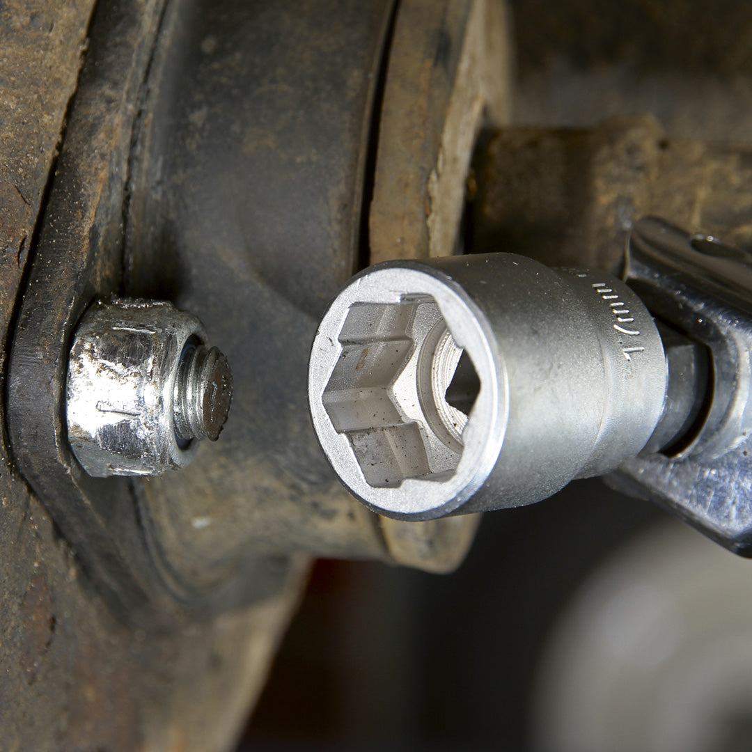 AK7281 bolt extractor in use