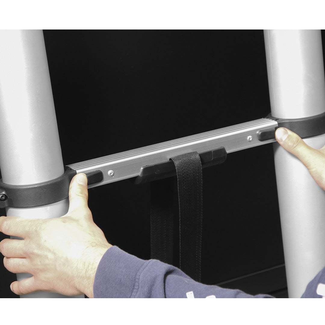 Safety catch on telescopic ladder