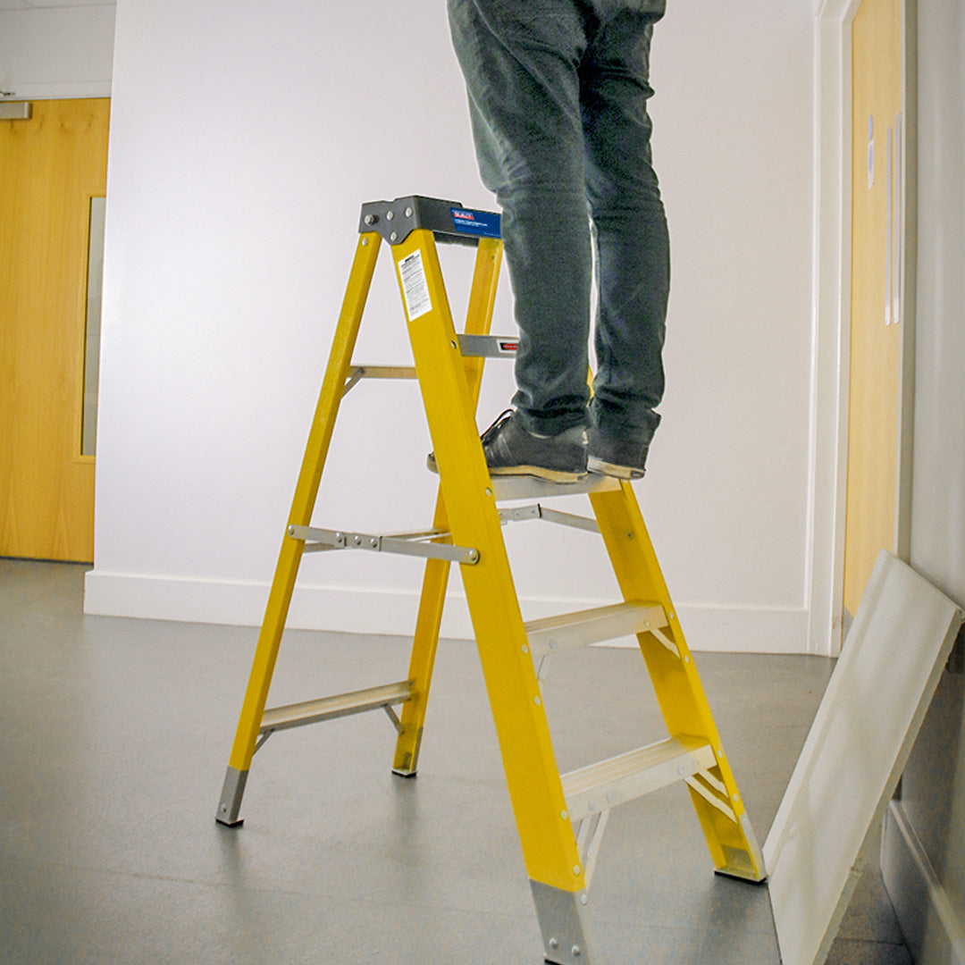 man using fsl5 step ladder